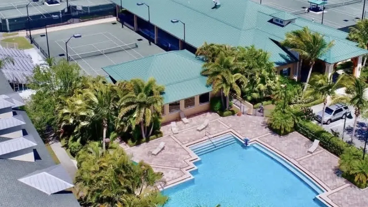 Boulevard pool and club life